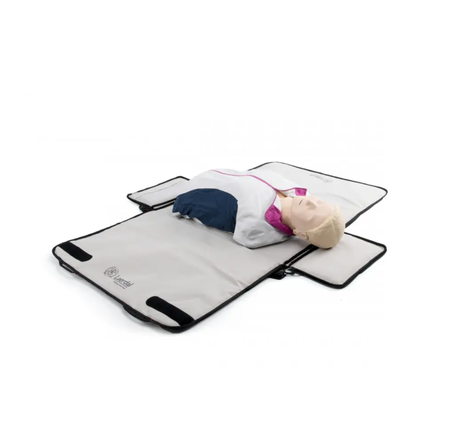 Tors osoby dorosłej do nauki resuscytacji Resusci Anne QCPR.png