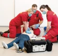 Pełnopostaciowy fantom osoby dorosłej do szkoleń z zakresu pierwszej pomocy Resusci Anne First Aid 2.png