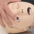Fantom dziecka do nauki RKO z głową do intubacji nadgłośniowej Resusci Junior QCPR 2.png