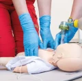 Fantom niemowlęcia do nauki RKO z głową do intubacji Resusci Baby QCPR 3.png
