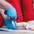 Fantom niemowlęcia do nauki RKO z głową do intubacji Resusci Baby QCPR 4.png